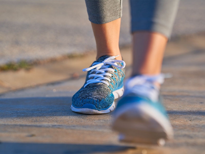 Tenersi in forma camminando: grandi benefici per ogni età, stagione e percorso